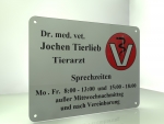 abgerundetes Praxisschild Dibond weiss  mit Logo