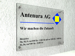 firmenschild aus glas